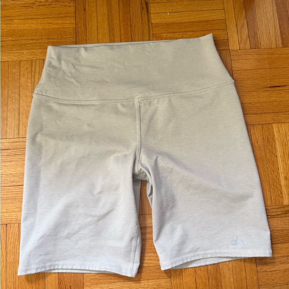 ALO Yoga High-Waist Bike Shorts in Light Gray